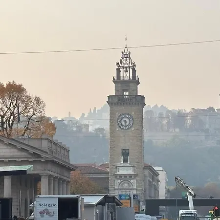 Sky House Carrara Apartament *